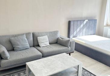 ein Zimmer mit Balkon in 3-Zimmer-Wohnung