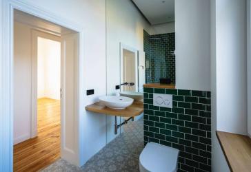 Charlottenburg-Wilmersdorf: 3-Zi Altbau Unikat mit Blicken über die Stadt, 4.OG mit Balkon, Stuck, Flügeltür, Badewanne & Regendusche, Provisionsfrei