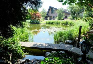 Einzigartiges EFH mit weitläufigem Grundstück, idyllischem Teich und besonderer Raumgestaltung