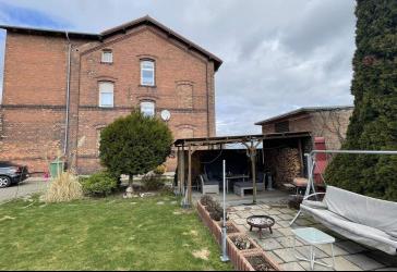 Mehrfamilienhaus am Rande der Stadt
