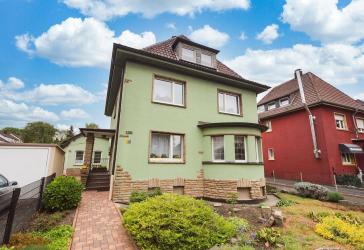 Großzügiges Zweifamilienhaus mit weitläufigem Grundstück, zwei Garagen und vielseitigem Nutzungspotenzial