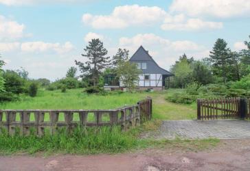 Sanierungsbedarf - ehem. DDR-Bau - 4 Zimmer mit 3.555 m² Grundstück - Direkt an der B 100