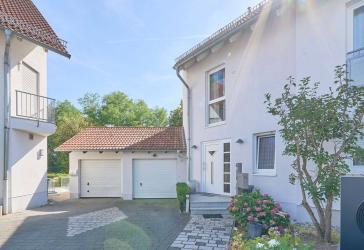 Raumwunder in Friedrichsdorf: hochwertige DHH auf 200 m²Wohnfläche mit Garten & Garage | Bj. 1999