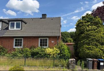 Doppelhaushälfte auf großem Erbbaugrundstück in Lübeck-St. Lorenz-Nord – sanierungsbedürftig mit viel Potenzial