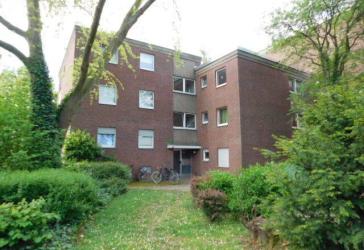 Einziehen und Wohlfühlen - renovierte 4-Zimmer-Wohnung im 1. OG mit Balkon...