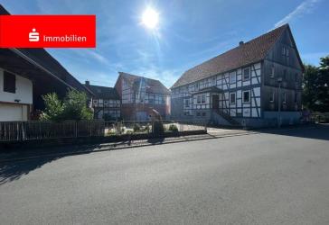 Großer Hof mit zwei Wohnhäusern, großer Scheune und Garten!