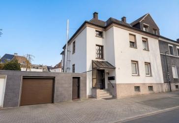 Vermietetes Zweifamilienhaus mit Garten und Garage - ideal für Kapitalanleger.