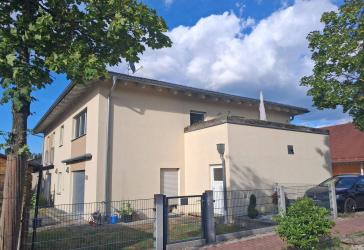Schöne und hochwertige Eigentumswohnung mit Dachterrasse. Privatsphäre garantiert.