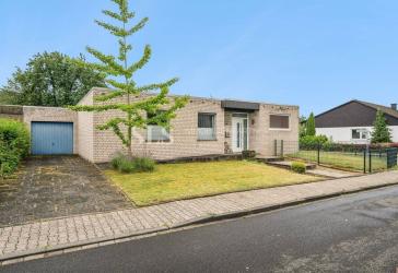 Viel Platz für die ganze Familie: Modernisierter Bungalow mit 4 Schlafzimmern, Garten und Poolhaus
