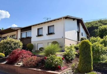 Charmanter Bungalow in bevorzugter Wohnlage von Schwalbach-Elm mit Feldrandlage!