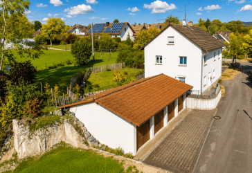 Attraktives, kompl. bezugsfreies 3-Fam.-Haus auf großem Grundstück mit 6 Garagen in Volkertshausen