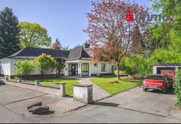 Absolutes Unikat! Freistehendes Einfamilienhaus mit parkähnlichem Grundstück