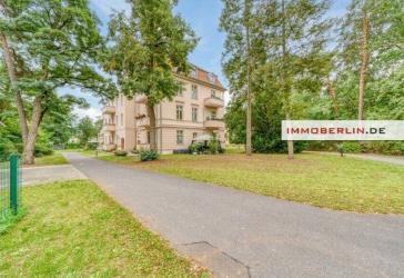 IMMOBERLIN.DE - Charmante Altbauwohnung mit Balkons & Lift in idyllischer Lage