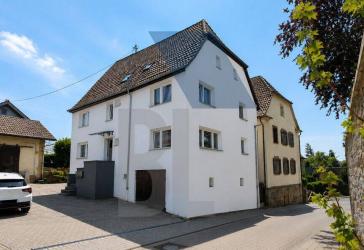 'Vielseitiges Mehrfamilienhaus mit drei Wohneinheiten und Scheune'