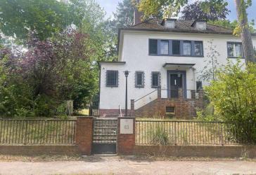Einfamilienhaus/Bürogebäude/Zweifamilienhaus mit Terrasse und parkähnlichen Grundstück
