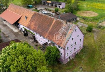 Großzügiges Anwesen für Pferdehaltung mit Stallungen, Seen und weitläufigen Weideflächen