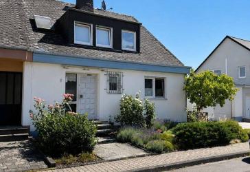 Viel Platz zum Leben - Einfamilienhaus mit großem Garten, Garage und Balkon in Koblenz-Metternich