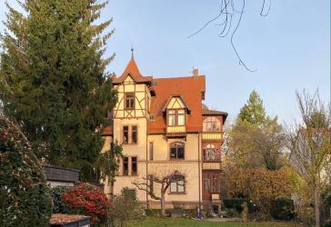 WOHNEN IN DENKMALGESCHÜTZTER JUGENDSTIL-VILLA: 5-ZIMMER-WOHNUNG MIT STELLPLATZ IN NÜRNBERG-MÖGELDORF