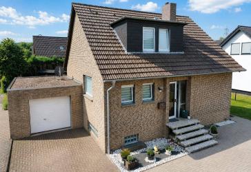 Großzügiges Einfamilienhaus mit sonnigem Garten, Garage und viel Potenzial in ruhiger Wohnlage