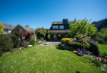 Einfamilienhaus mit Einliegerwohnung, großzügigem Garten und tollem Blick ins Grüne