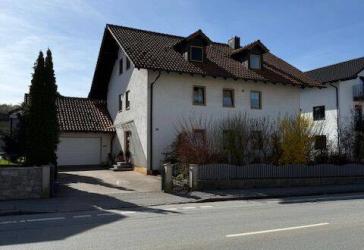 Solide Kapitalanlage: 3-Familienhaus mit Garten und Stellplätzen in Deggendorf!