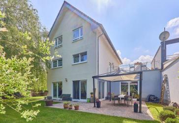 Neuwertiges und familienfreundliches EFH mit schönem Garten!