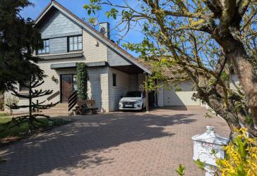 Großer Garten, Kamin, Terrasse, Garage, Carport - ideal für Familien mit Einliegerwohnung.
