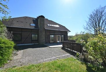 Märchenhaft im Mühlbachtal! Repräsentatives, variables Landhaus mit Zufahrt, 3 Garagen & Traumgarten