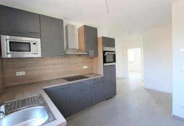 Helle, großzügige 3 Zimmer Wohnung, mit Balkon und Stellplatz!