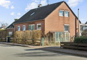 Großzügiges Einfamilienhaus mit Kamin & Garage in Garbsen-Schloss Ricklingen - renovierungsbedürftig