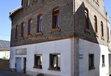 Niedernhausen-Vermietetes Dreifamilienhaus mit ausbaufähiger Scheune in Königshofener Kernlage!