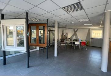 Büro / Laden / Praxis / Gewerbe mit bester Sichtbarkeit-Kreuzung-Bushaltestelle-große Schaufenster