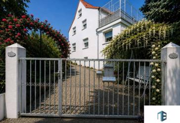 Zwei Häuser- ein Zuhause: einzigartiges Zweifamilienhaus mit 240 m², drei Terrassen, PV & großem Hof
