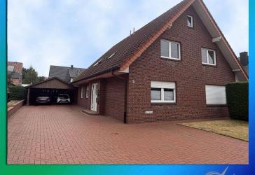 Sehr helle und attraktive 4-Zimmer-Dachgeschosswohnung im Zweifamilienhaus mit Einbauküche, Carport und Stellplatz