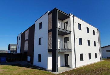Neuwertige, attraktive 4-Zimmer- Erdgeschosswohnung mit Einkbauküche & Garage