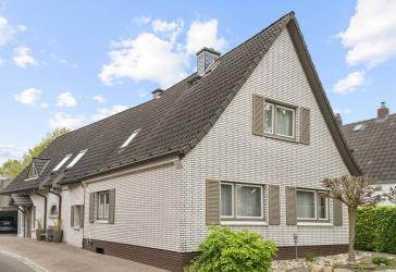 Zwei Doppelhaushälften auf großzügigem Grundstück - vielseitiges Immobilienangebot in Uetersen