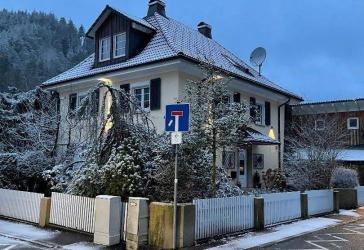 Freistehendes Architektenhaus mit einem großzügigen Wintergarten