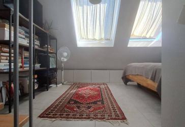 4 Zimmer Wohnung mit einer Einbauküche. einer Terrasse und einem kleinen Garten