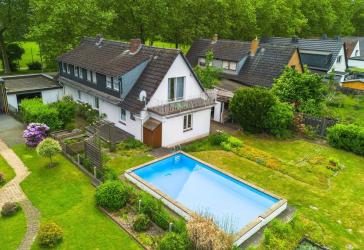 * Großzügige Immobilie mit Außenpool * - EFH mit ca. 803 m² Grundstück u. Doppelgarage