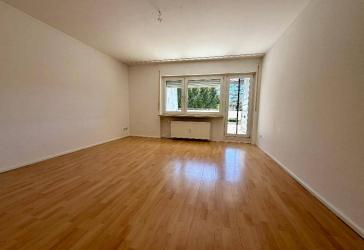 Sommer vor der Tür: Helle 3-Zimmer-Wohnung mit großer Terrasse, Balkon, Loggia und Einbauküche