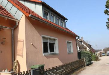 Doppelhaushälfte mit großzügigen Gartengrundstück