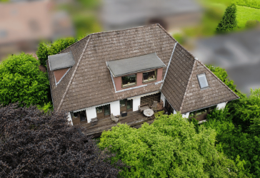 Familienfreundliches ZFH in gesuchter, ruhiger Lage in Großburgwedel - mit großem Garten, Vollkeller & 2 Garagen