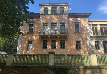 Besonderes Wohnen - Individuelle 4-Zi.-Dachgeschosswohnung mit Parkblick und historischem Ambiente
