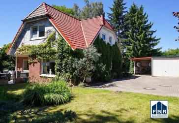 Viel Platz im Grünen - mit Kamin, Südterrasse und Gartenteich