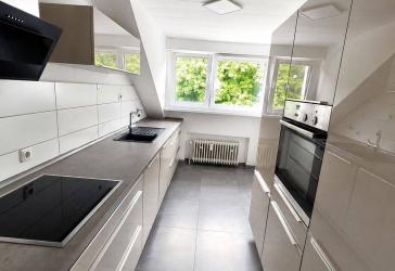 3-Zimmer Dachgeschosswohnung mit Einbauküche und Klimaanlage