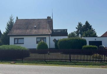 Klassisches Zuhause mit überraschend viel Platz, Gartenidylle und 2 Garagen