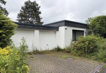 PROVISIONSFREI für Erwerber (Zwangsversteigerung): Voll unterkellertes Einfamilienhaus (Bungalow) mit Doppelgarage