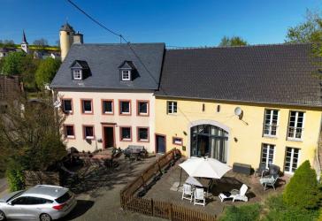 Zweifamilienhaus in Rittersdorf mit zwei separaten Wohneinheiten und großzügigem Platzangebot