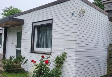 Charmanter DHH-Bungalow in begehrter Wohnlage von Ahrensburg, 4 Zimmer, ca. 84 m² Wohnfläche, ca. 360 m² Grundstück, Vollkeller, Carport