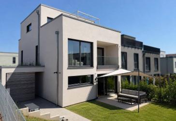 Modernes Zweifamilienreihenendhaus mit Dachterrasse & Garten